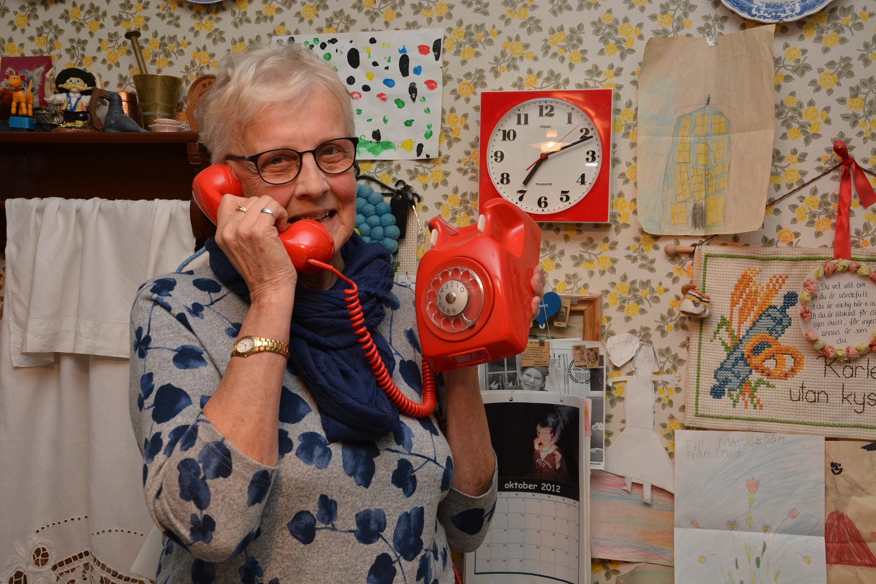 Britt-Helen Flemming i Övermalax tycker om att prata i telefon.