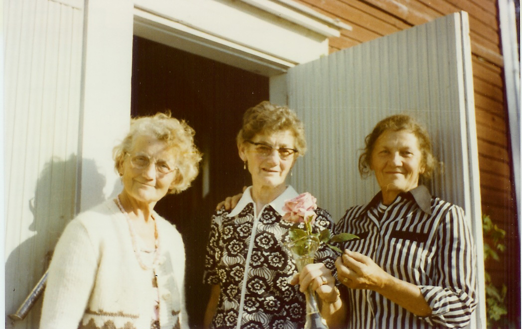Systrarna Anna. Signe och Eva, fotade 1976