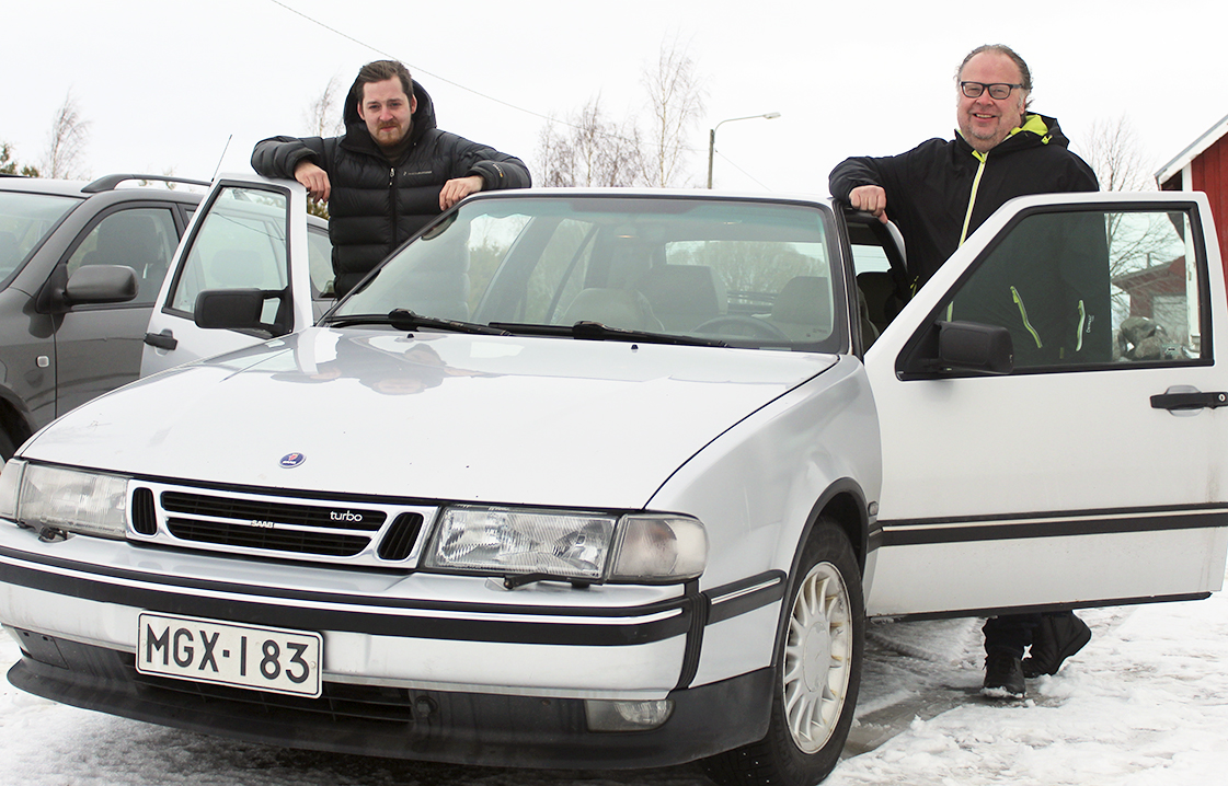Lars-Johan och Benjamin Backman poserar här framför Benjamins nuvarande bruksbil – en Saab 9000 2.3 Turbo från 1996.