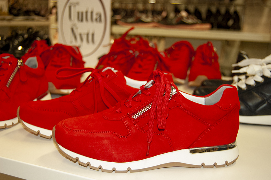 Röda skor på rad