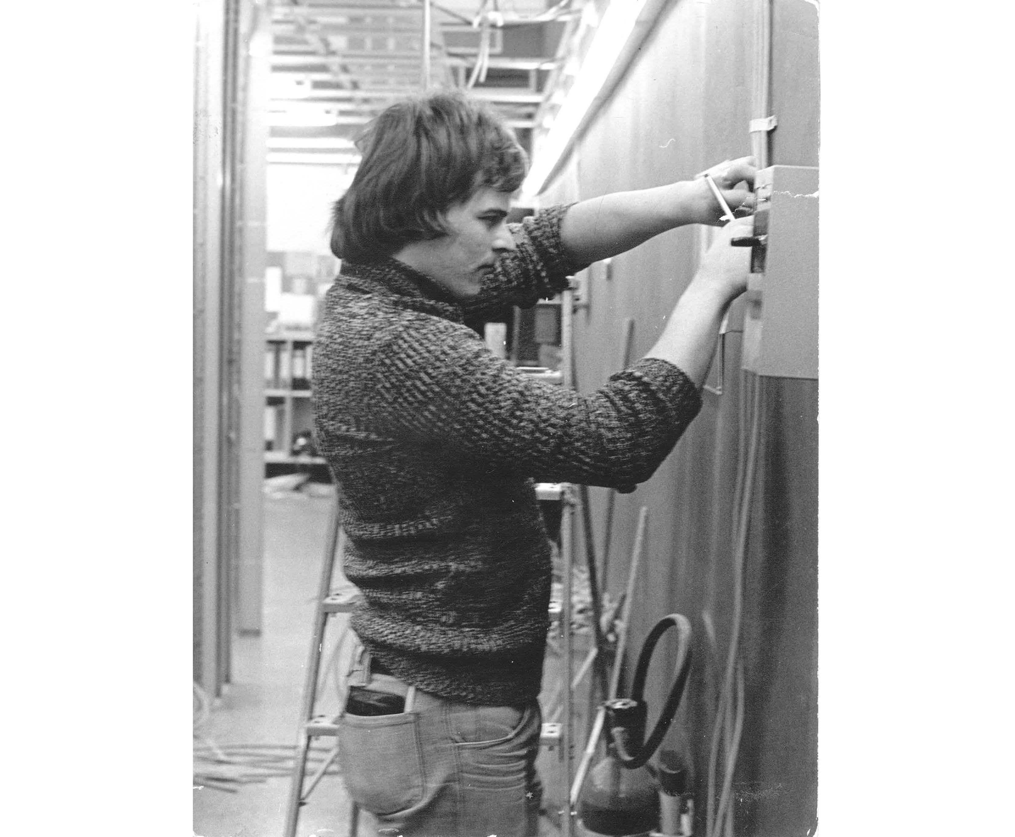 En ung man monterar en telefon 1975