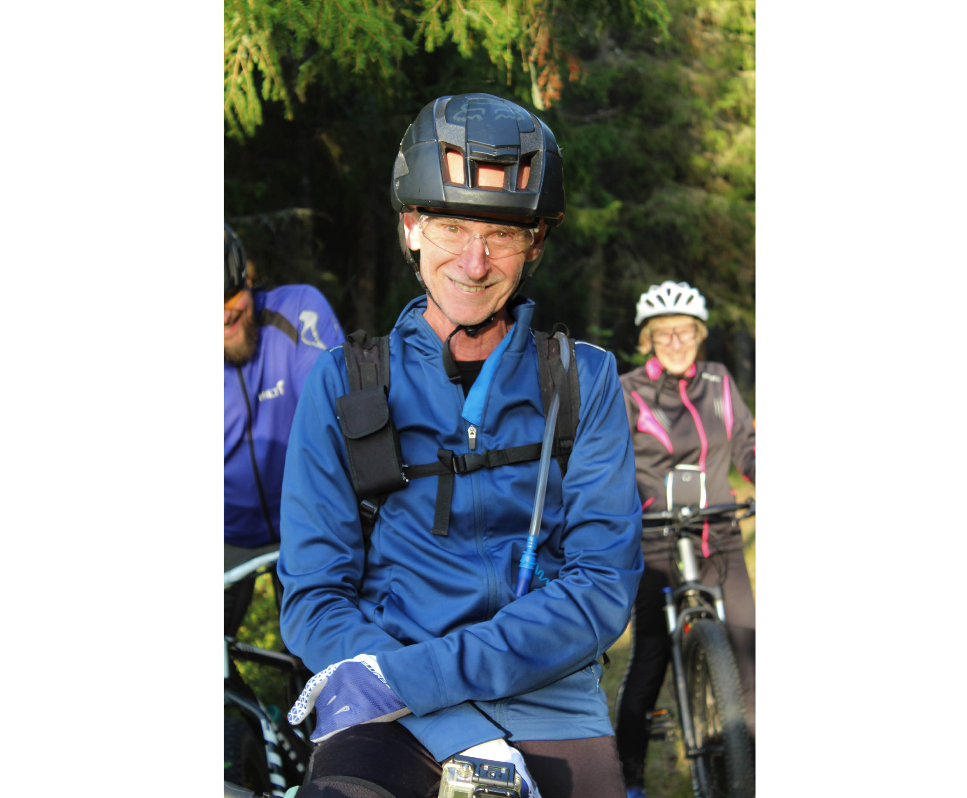 En äldre man i funktionskläder och cykelhjälm