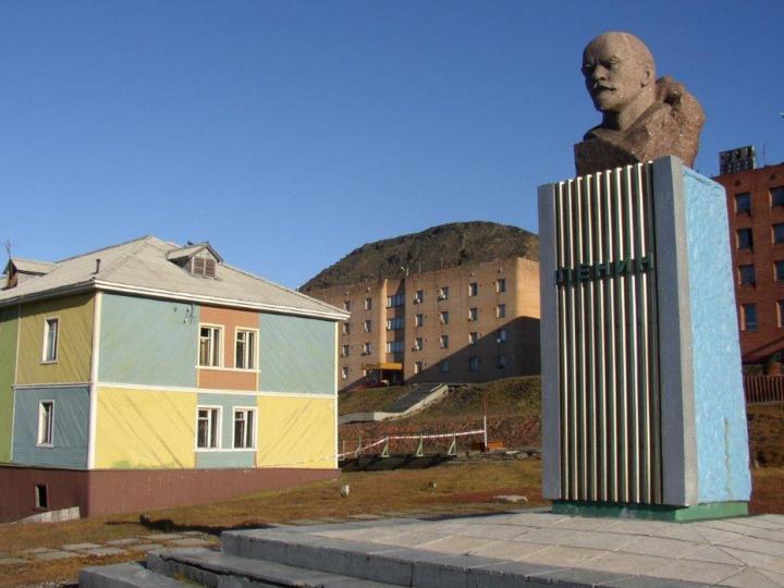 en bild på en Leninstaty.