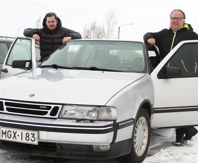 Lars-Johan och Benjamin Backman poserar här framför Benjamins nuvarande bruksbil – en Saab 9000 2.3 Turbo från 1996.