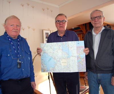 Från vänster Håkan Jäntti från Malax lokal-tv, Kamraternas ordförande Jarl Silfver och föreningens senaste medlem Leif Skinnar. Jarl håller upp en karta där den karelska orten Jandeba är utprickad. 